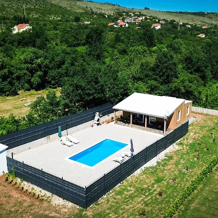 Mucic * Μόσταρ